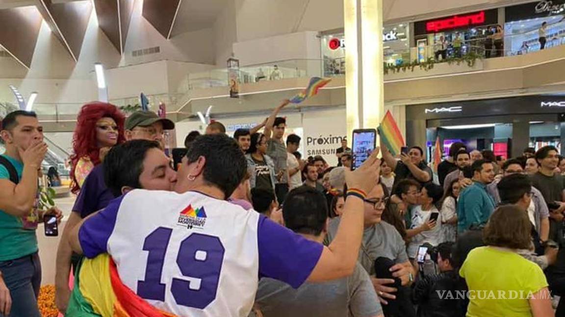 $!Con un 'besotón' protestan contra la homofobia en Monterrey