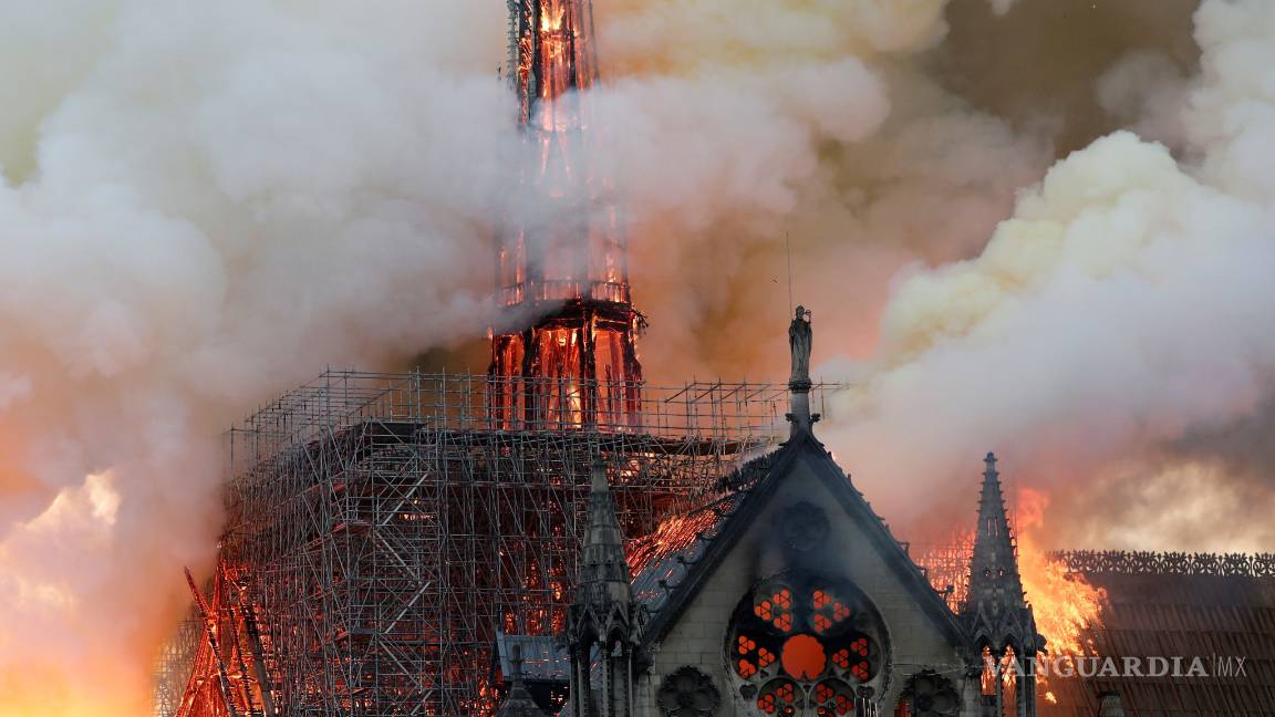 $!Arde Notre Dame símbolo de la cristiandad; Incendio daña dos tercios de la cubierta