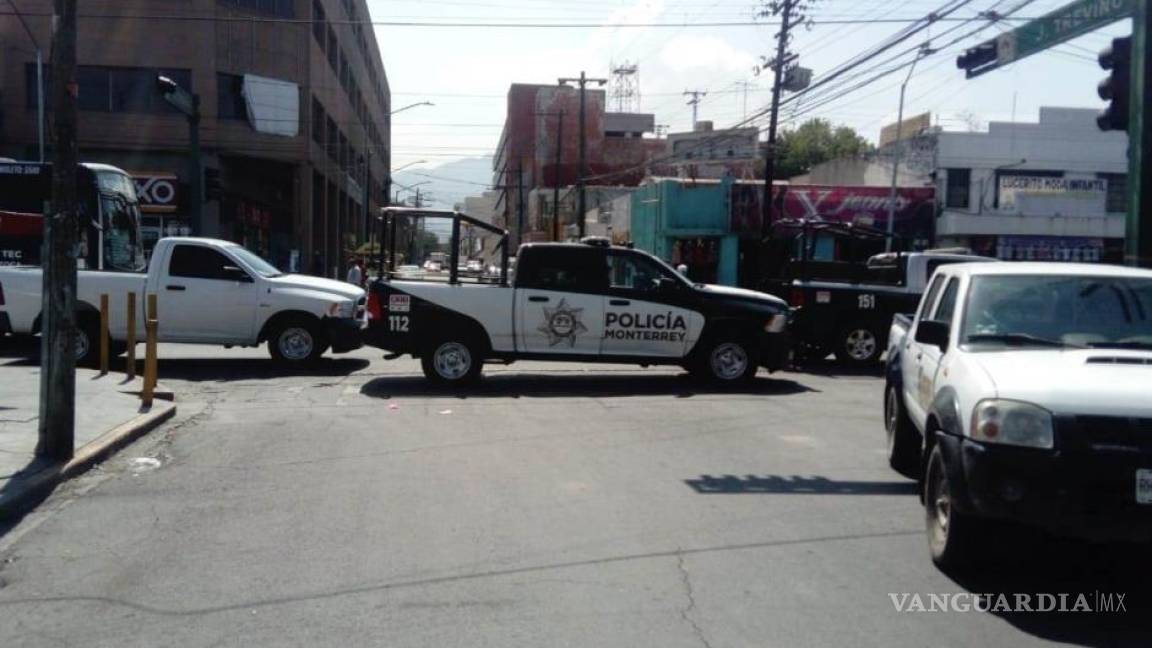 Amenaza de bomba provoca desalojo de plaza comercial en el centro de Monterrey