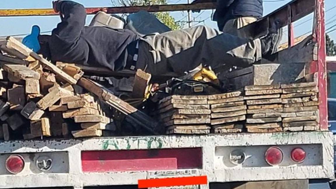 $!Saltillenses desafían el peligro de viajar en la parte trasera de vehículos de carga