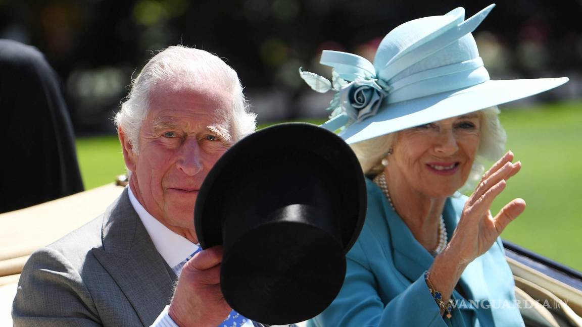 $!Ascot (United Kingdom), 14/06/2022.- (FILE) - Britain's Charles, the Prince of Wales (L) and Camilla, the Duchess of Cornwall arrive on day one of Royal Ascot, in Ascot, Britain, 14 June 2022 (reissued 05 May 2023). Britain's King Charles III's Coronation will take place at Westminster Abbey in London on 06 May 2023. The King will be crowned alongside Camilla, the Queen Consort. (Reino Unido, Londres)