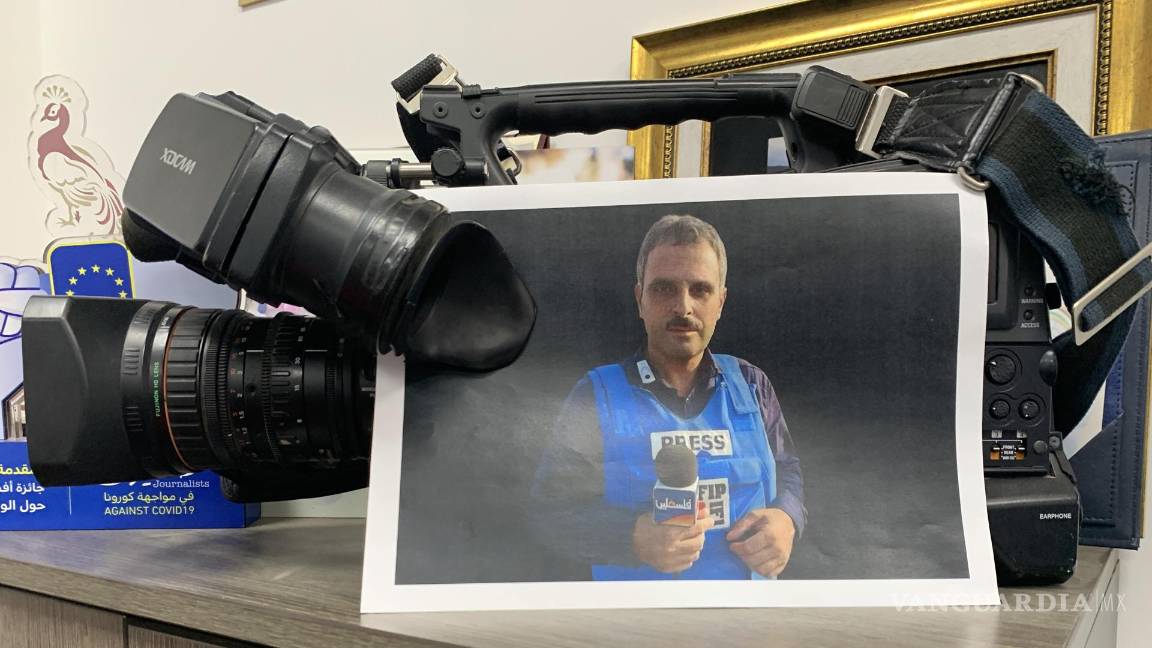 $!El último fue Mohamed Abu Hatab (en la fotografía central), conocido periodista tras 20 años, cuya casa fue atacada deliberadamente por las fuerzas israelíes.