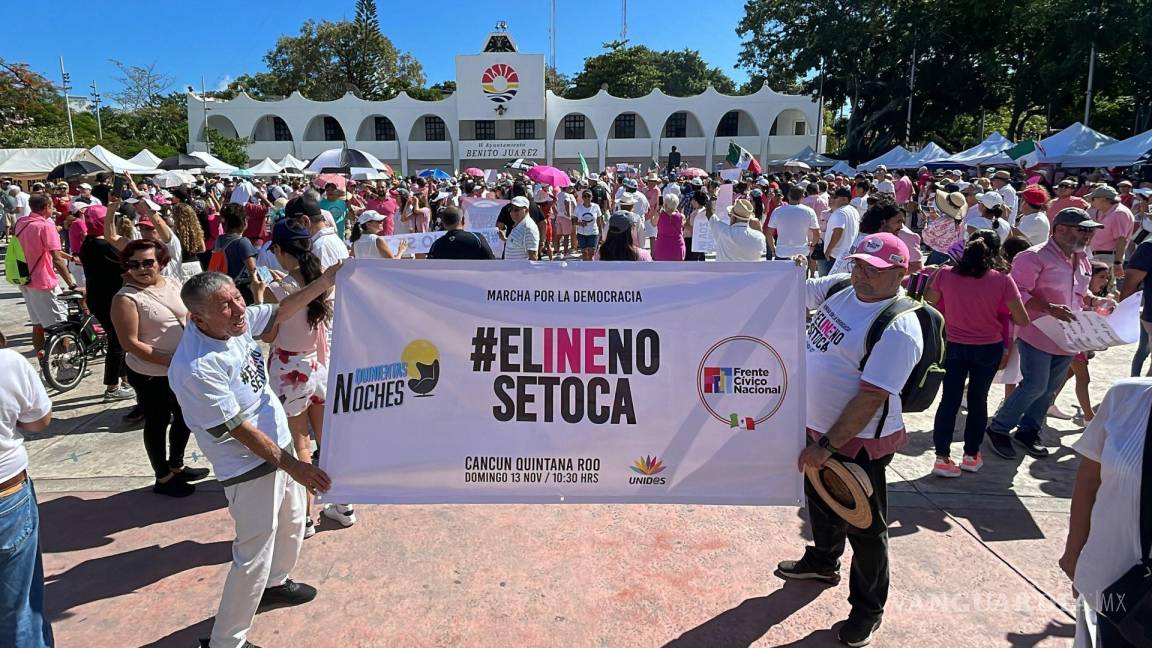$!El llamado a marchar en defensa del INE tuvo una gran respuesta en Cancún, cientos de personas salieron de El Ceviche con rumbo a la plaza de la Reforma.