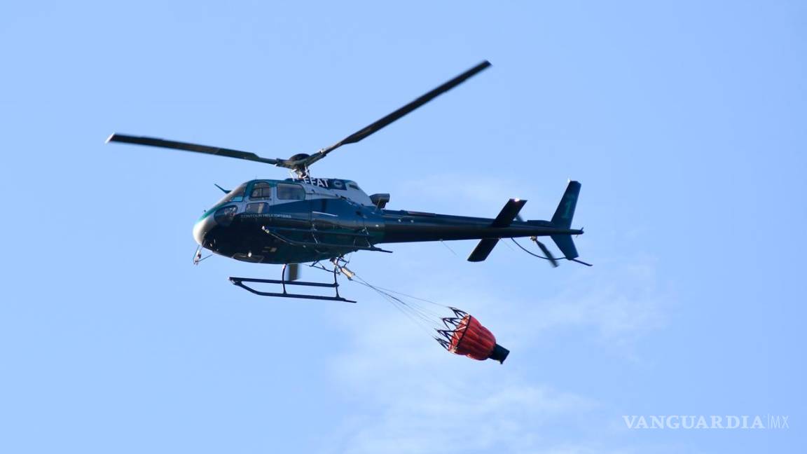 $!Un helicóptero está siendo usado para combatir el fuego, este lunes se incorporará uno más.