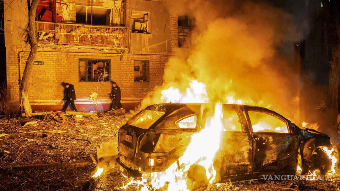 $!Rescatistas ucranianos trabajan en el lugar donde cayó una bomba guiada rusa en una zona residencial de Kramatorsk, Ucrania, el 12 de febrero de 2026.