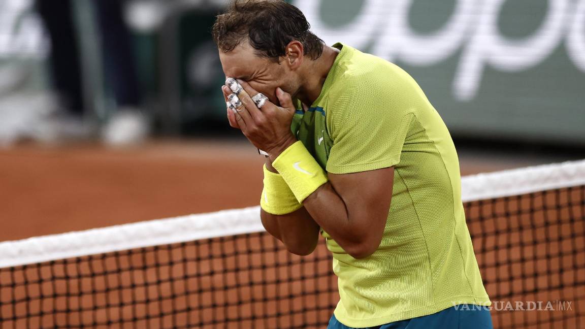 $!Reacción de Rafael Nadal tras ganar a Novak Djokovic el partido de cuartos de final masculino durante el torneo de tenis del Abierto de Francia en Roland Garros.