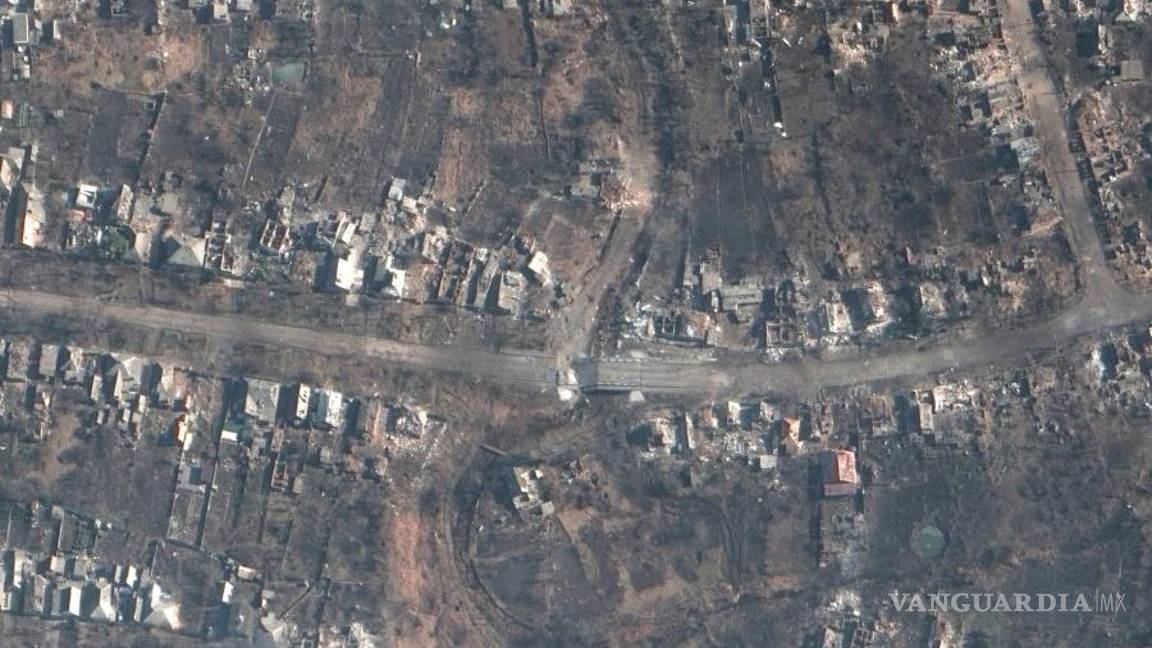 $!Una imagen satelital del 10 de marzo de 2023 muestra un puente y una carretera destruidos, en medio de la batalla en curso por Bakhmut, Ucrania.