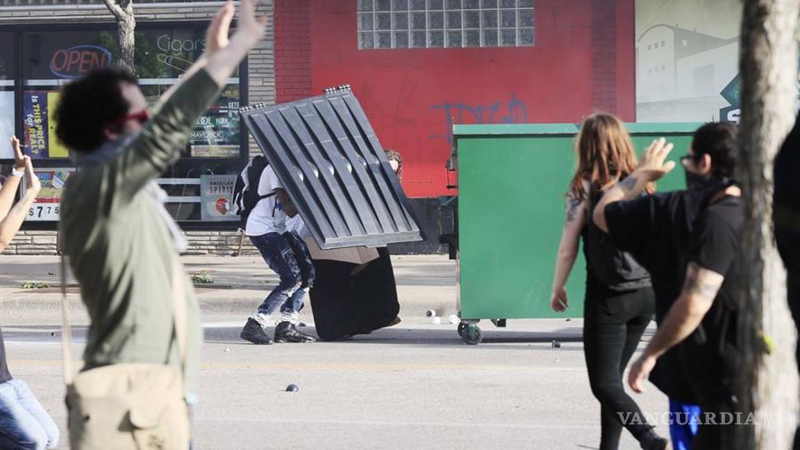 $!Violentas protestas y saqueos en Minneapolis por la muerte de George Floyd por abuso policial (fotos)