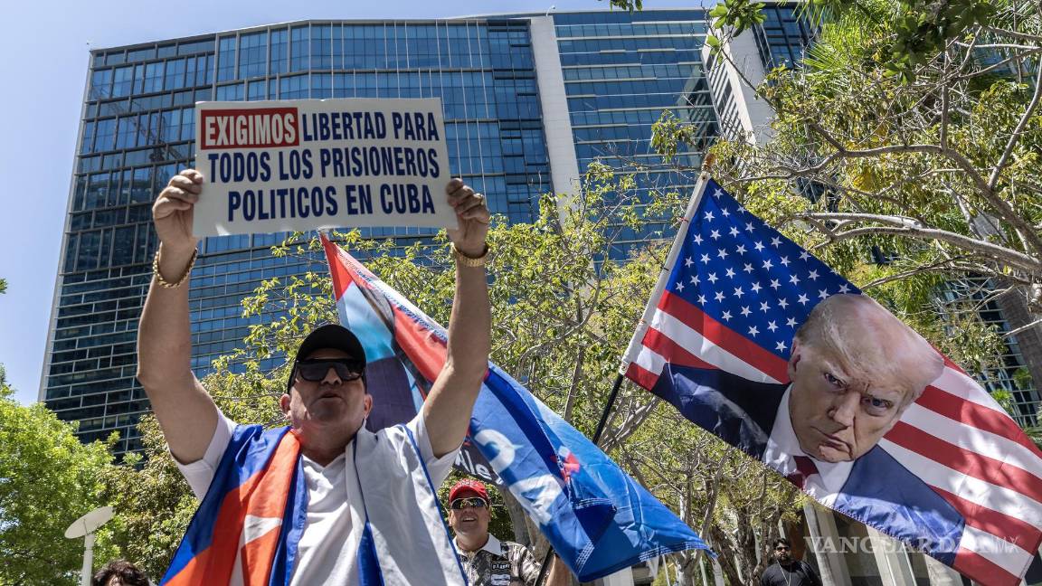 $!Personas frente al Edificio de Justicia Federal James Lawrence King donde se lleva a cabo el juicio al ex diplomático estadounidense Víctor Manuel Rocha.