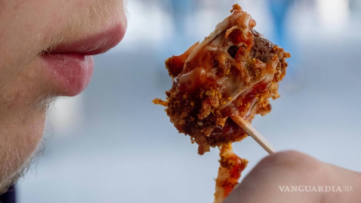 $!Se come una salchicha de curry vegana en una franquicia de salchichas “Best Worscht in Town” en Frankfurt, Alemania.