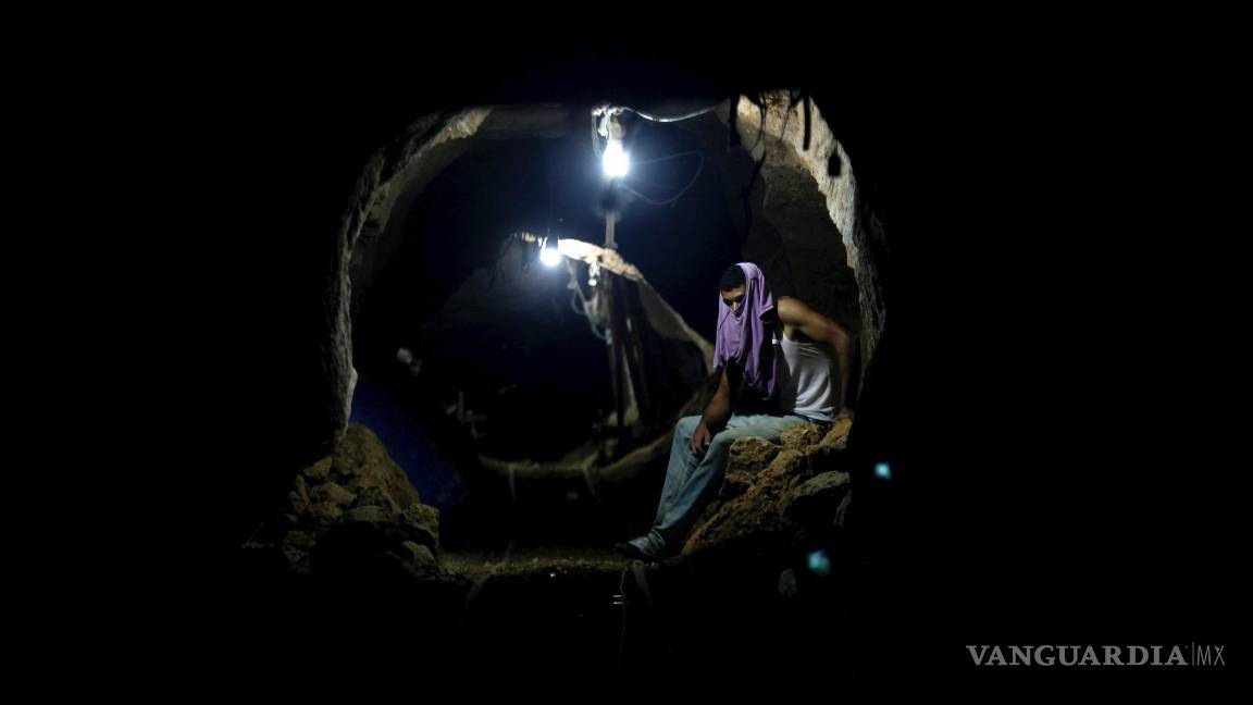 $!Un trabajador palestino descansa dentro de un túnel de contrabando en Rafah, en la frontera entre Egipto y el sur de la Franja de Gaza, el 30 de septiembre de 2013.