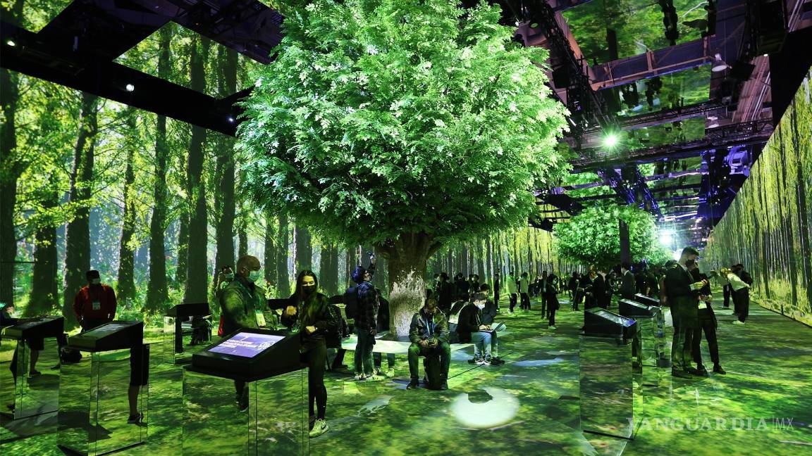 $!Visitantes miran alrededor del Green Forest Pavilion de SK para reducir las emisiones de carbono. EFE/EPA/Caroline Brehman