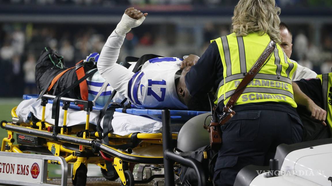 ESCALOFRIANTE lesión deja fuera a receptor de los Cowboys de Dallas en pleno juego de Comodín