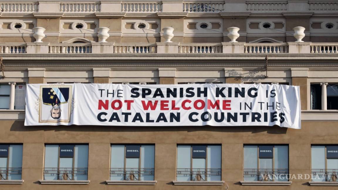 Recibe Barcelona al rey Felipe VI con pancartas en su contra en aniversario del atentado en La Rambla