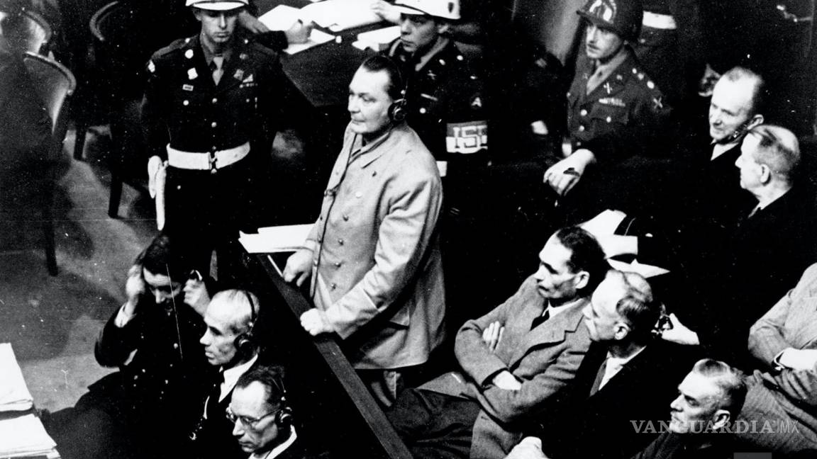 $!Reichsmarshal Hermann Goering se encuentra en el banquillo de los acusados en el juicio por crímenes de guerra de Nuremberg en Alemania el 21 de noviembre de 1945. Se declara inocente de la acusación del Tribunal Militar Internacional. Goering lleva auriculares del sistema de traducción de la corte. AP