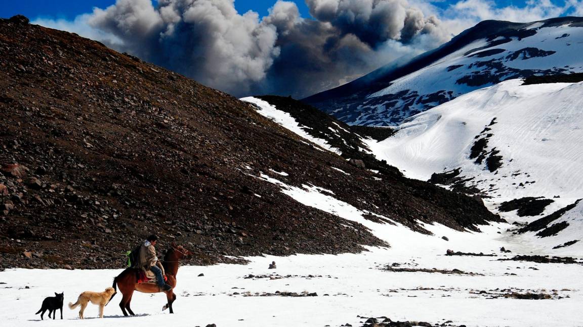 $!Imagen tomada el 23 de diciembre de 2012, que muestra al arriero pehuenche, Pedro Paine, buscando su ganado frente al volcán Copahue, durante la erupción de aquel, a unos 650 kilómetros al sur de Santiago de Chile (Chile). EFE/Ariel Marinkovic