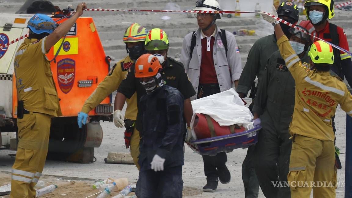 $!Los equipos de rescate llevan el cuerpo de una víctima recuperado en el lugar de un edificio que se derrumbó tras un terremoto en Bangkok, Tailandia.