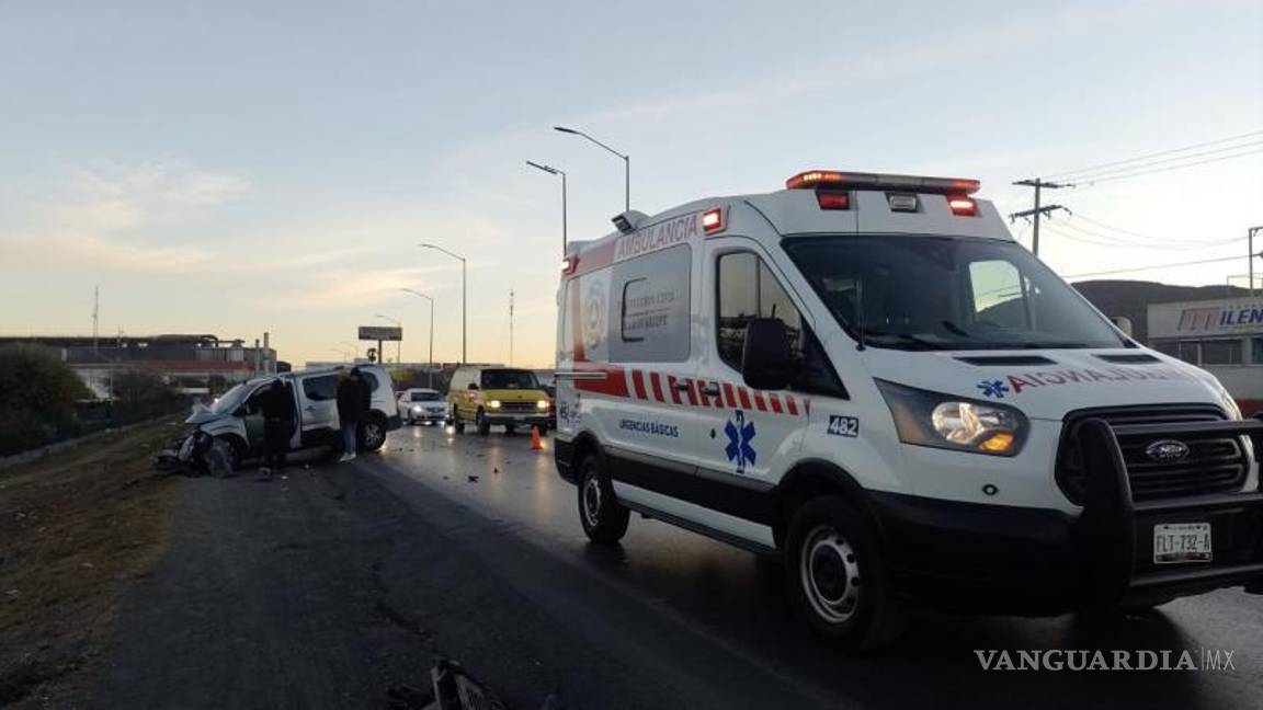 $!Mientras que paramédicos de bomberos se dieron a la tarea de auxiliar al lesionado, a quien trasladaron a la clínica dos del IMSS.