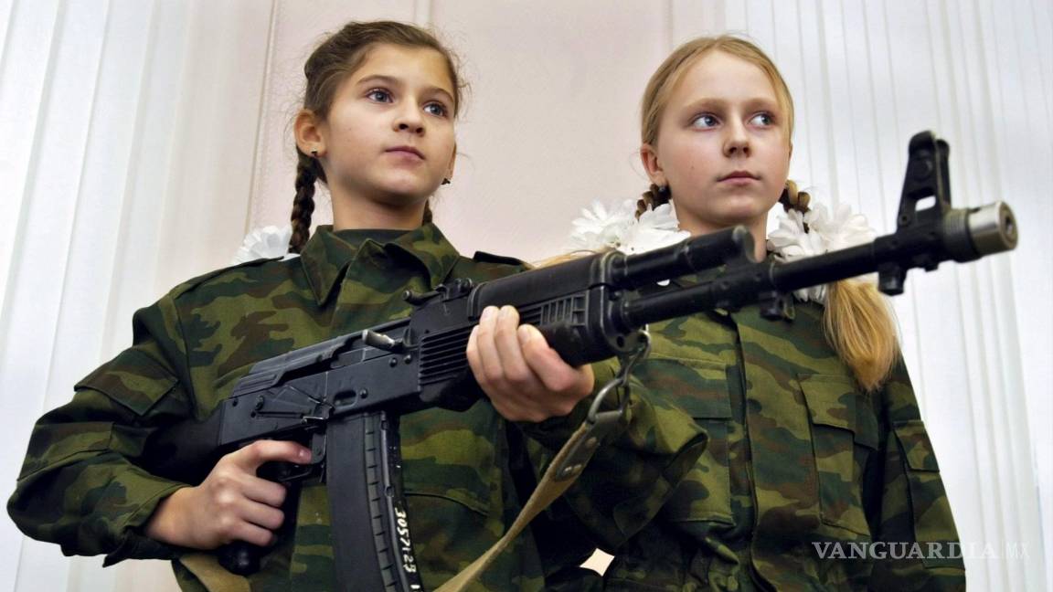 $!Unas niñas rusas empuñan un “Kalashnikov” como parte de su formación en la escuela femenina “N˙mero 9”.