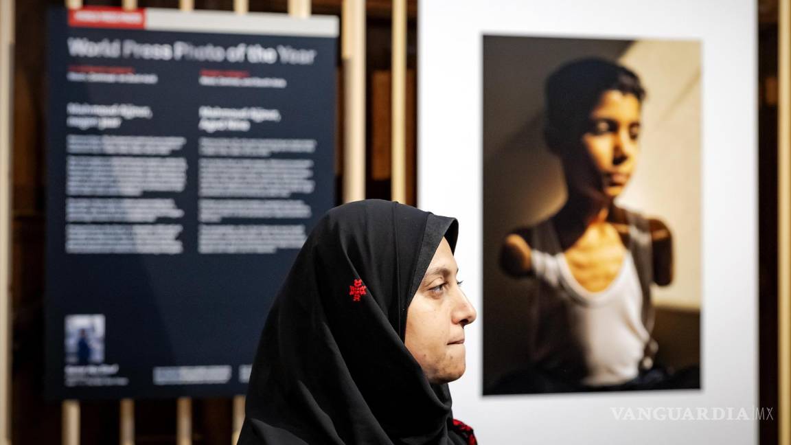 $!La fotógrafa palestina Samar Abu Elouf posa ante su fotografía ganadora del premio World Press Photo of the Year.