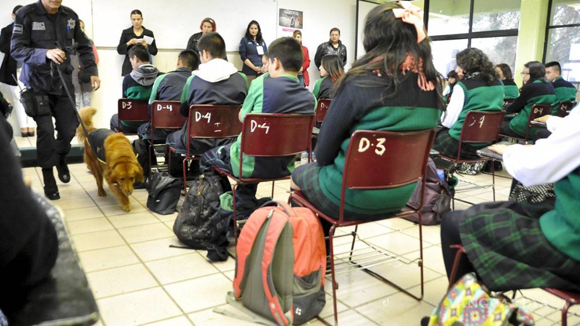 Prohíbe escuela de Tamaulipas uso de mochilas ‘para evitar tragedias’