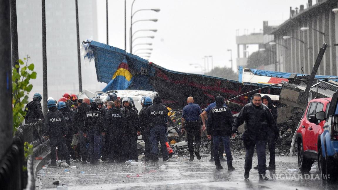 $!Se desploma un puente en Génova y varios vehículos caen al vacío (Fotogalería)
