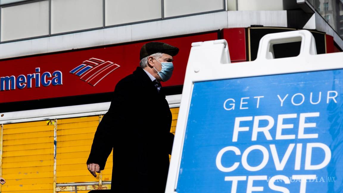 $!Una persona con mascarilla camina por el barrio de Midtown de Nueva York, Nueva York. EFE/EPA/Justin Lane
