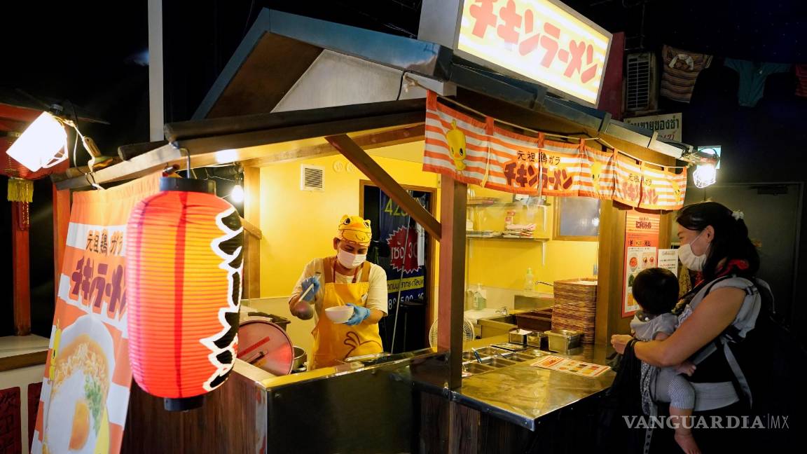 $!Una mujer prepara fideos instantáneos en el ‘Bazar de los fideos’ del Museo Cup Noodles en Yokohama, Japón. EFE/EPA/Franck Robichon