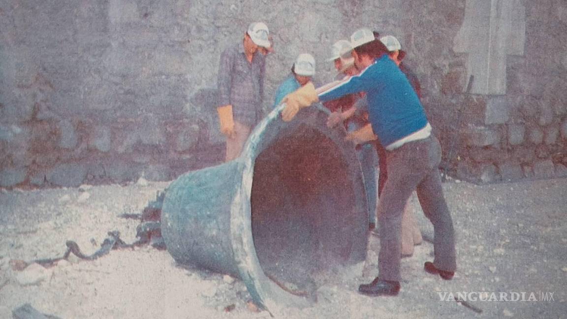 $!La campana se desplomó cuando las cuerdas no pudieron sujetar el peso.