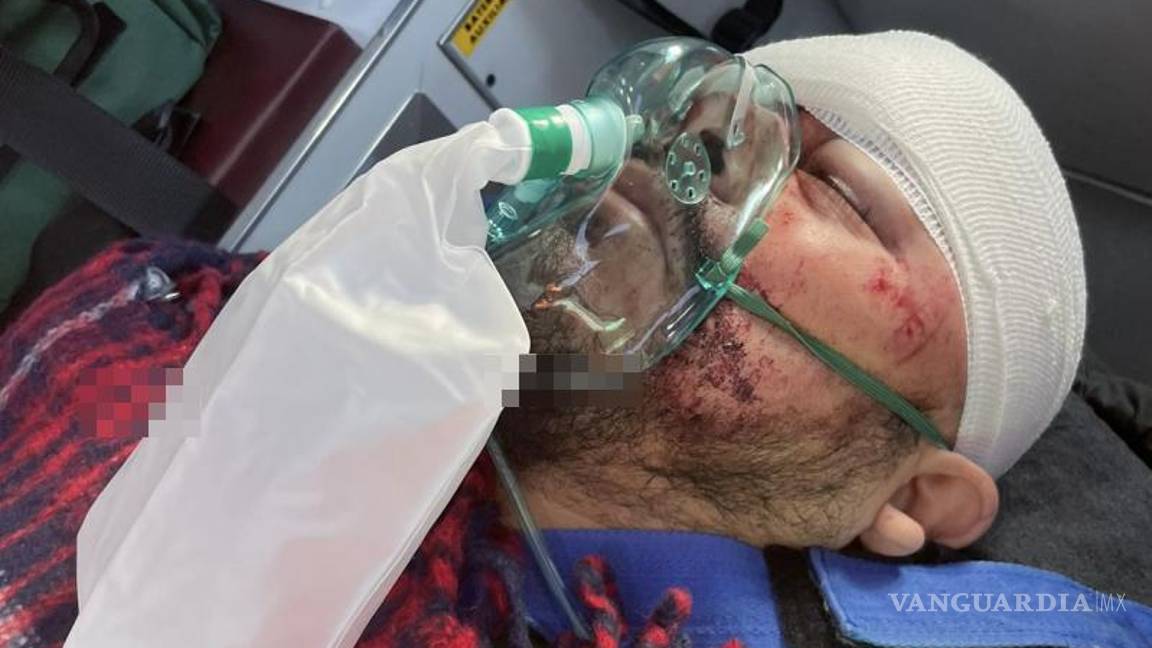 $!El Personal médico preparó al paciente para ser trasladado en estado grave al IMSS para recibir tratamiento.