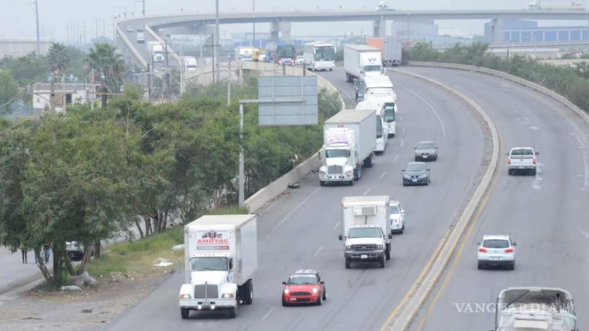 Marchan transportistas sobre la carretera Monterrey-Nuevo Laredo; mejores condiciones para el trabajo