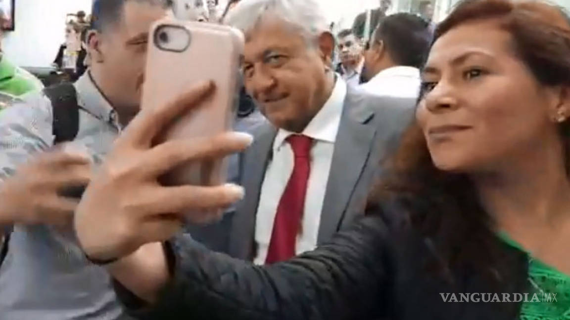 'Acosan' a Andrés Manuel a su llegada a Ciudad Juárez... ¡todos querían una selfie!