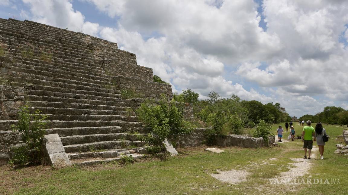 $!Personas visitan la zona arqueológica Dzibilchaltun en el ejido de Chablekal, estado de Yucatán (México).