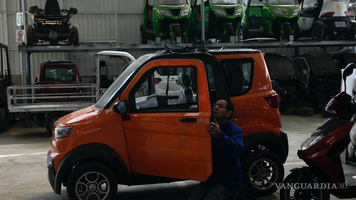 $!Un empleado trabaja en un auto eléctrico Quantum en una fábrica en Cochabamba, Bolivia.