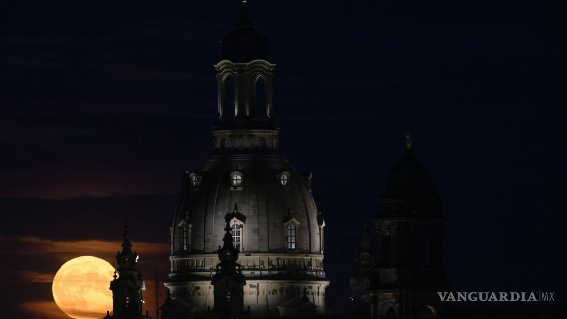 $!La luna llena, detrás del Frauenkirche en Dresde, Alemania. El 13 de julio de 2022. La luna está muy cerca de la Tierra, por eso recibe el nombre de superluna.