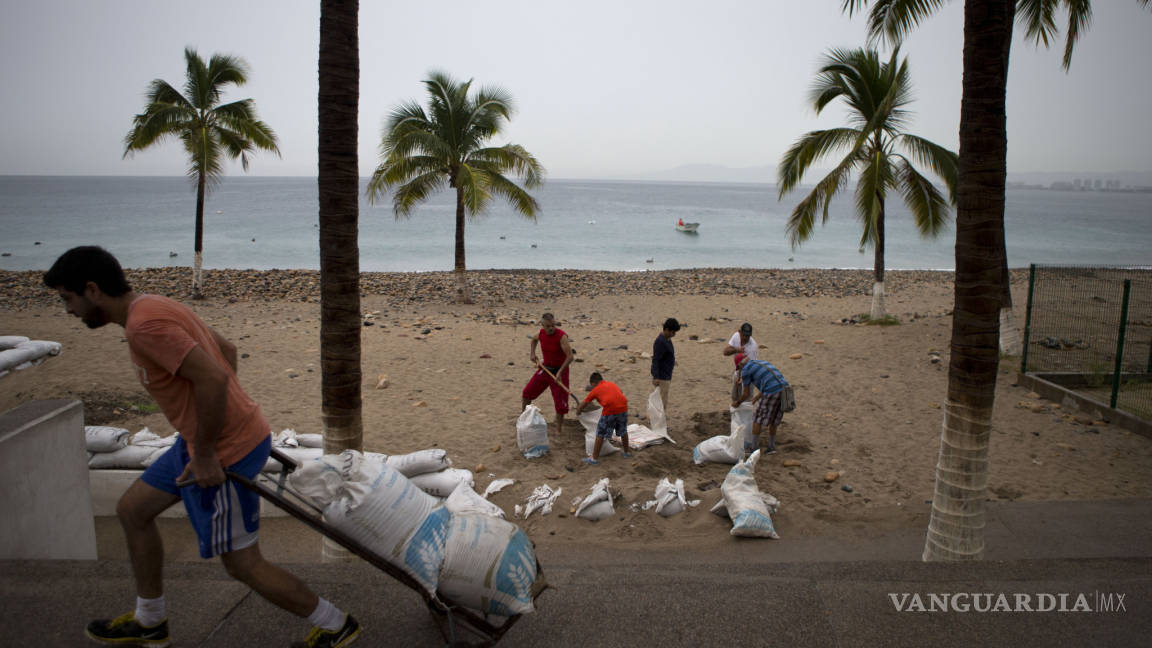 ‘Patricia’ alcanza rachas de 400 km/ hr; se aproxima a Colima