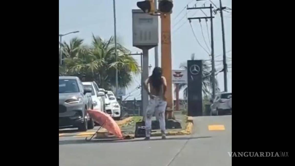 Mujer se desnudó y cambió de ropa en plena avenida de Boca del Río, Veracruz