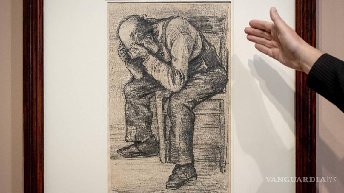$!Un dibujo recién descubierto atribuido al artista holandés Vincent van Gogh se exhibe en el Museo Van Gogh en Ámsterdam, Países Bajos. El boceto “Estudio para” desgastado “de 1882 es parte de una colección privada holandesa y fue en exhibición pública por primera vez en el museo de Amsterdam. EFE/EPA/Koen Van Weel