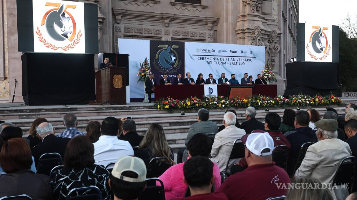 $!En el frontispicio del edificio principal se colocaron 322 sillas, en homenaje a la primera generación del instituto.