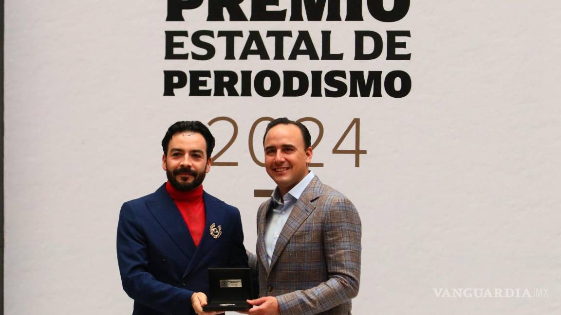 $!Marcelino Dueñez Hernández recibe el Premio a la Excelencia Editorial por su trabajo en temas relacionados con la comunidad LGBT.