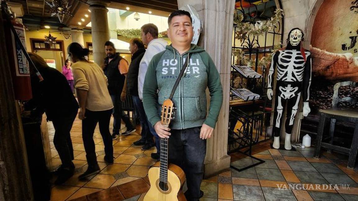 $!La seguridad en Saltillo es vital para Jorge, ya que le permite desenvolverse libremente por las calles mientras comparte su talento musical con los habitantes de la ciudad.