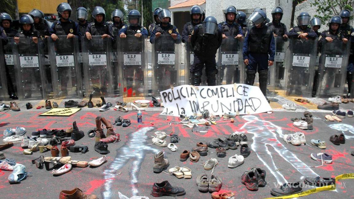 $!27 de mayo de2006. Hijos de desaparecidos políticos acudieron a manifestarse frente a la casa del expresidente Luis Echeverría por su presunta participación.