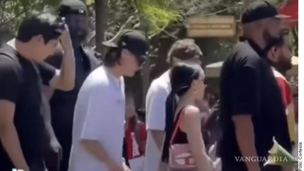 ¡Otra parejita! Captan romanceando a Peso Pluma y Nicki Nicole en Disneyland
