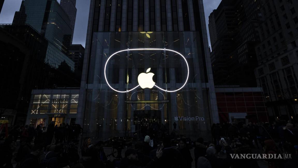 $!El exterior de una Apple Store durante el lanzamiento del nuevo auricular Apple Vision Pro en Nueva York.