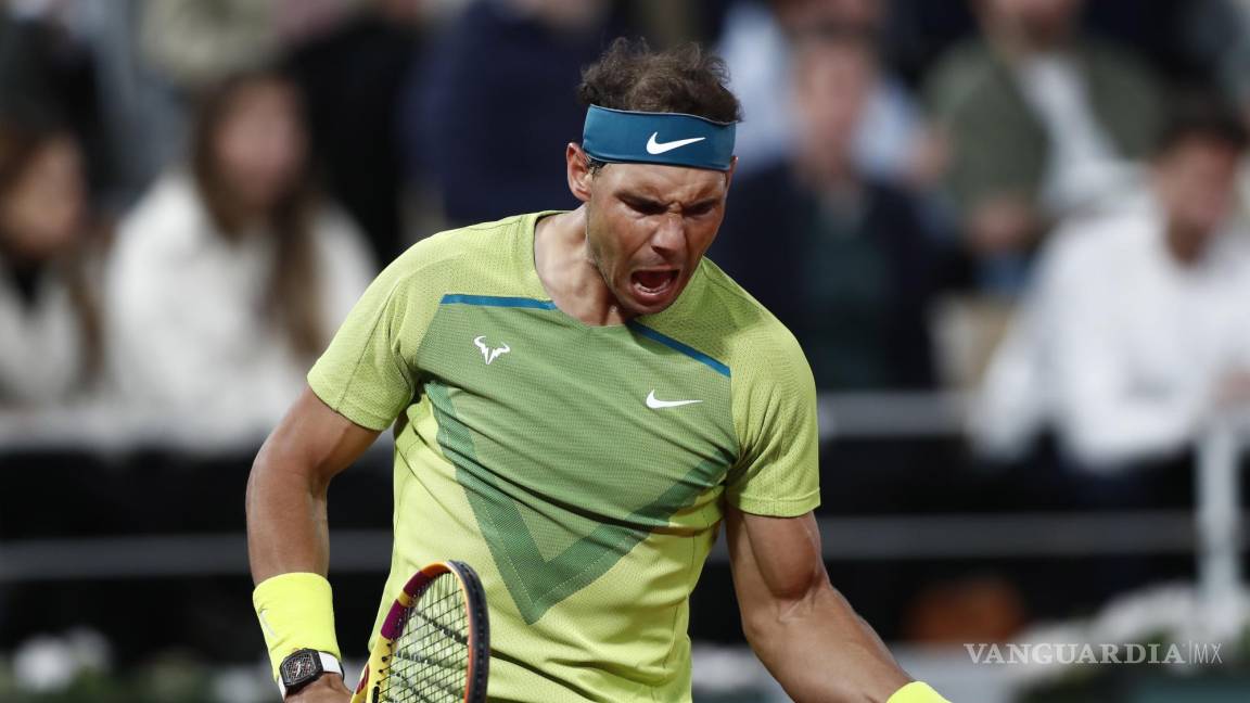 $!Rafael Nadal reacciona mientras juega contra Novak Djokovic en su partido de cuartos de final masculino durante el torneo de tenis Abierto de Francia.