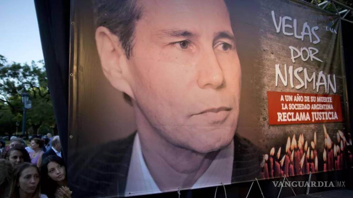 $!Fotografía del 18 de enero de 2016, mujeres se paran junto a una foto del difunto fiscal Alberto Nisman en el primer aniversario de su muerte en Buenos Aires.