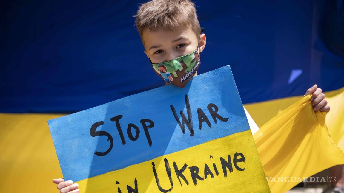 $!Un niño costarricense sostiene un letrero que pide el fin de la guerra en Ucrania.
