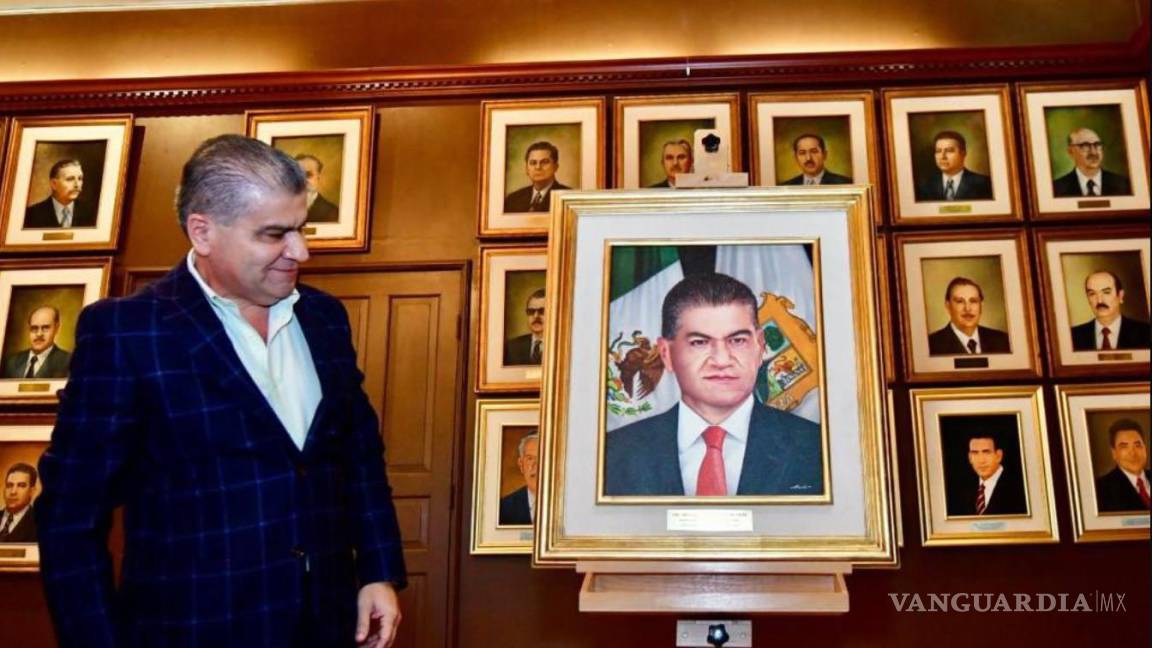 Devela Miguel Ángel Riquelme Solís su fotografía en el Salón Gobernadores de Coahuila