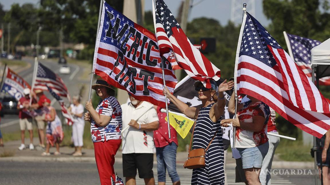 $!En diversas ciudades de EU, simpatizantes de Trump salieron a las calles para expresarle su apoyo por el veredicto en su contra.