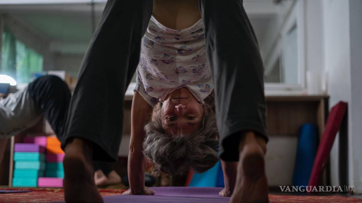 $!Una mujer practica yoga en un sótano en Kramatorsk, región de Donetsk, Ucrania.